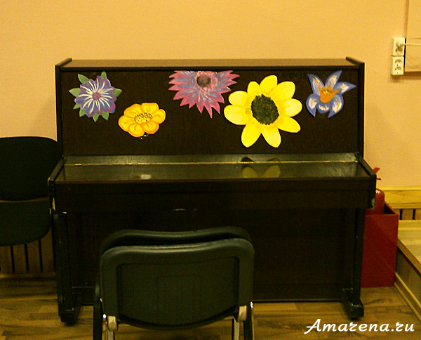 Пианино украшено цветами